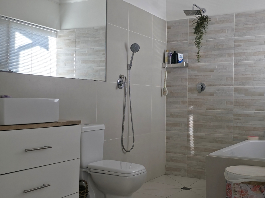 3 Bedroom Property for Sale in Wavecrest Eastern Cape